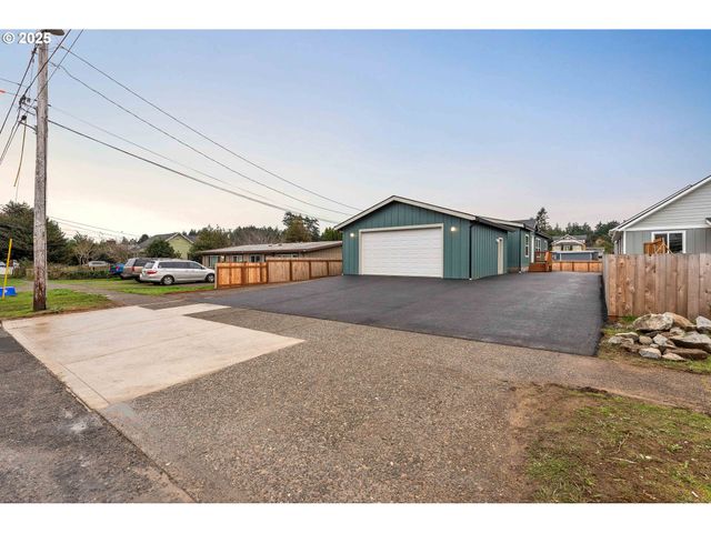 2142 EVERETT Ave, North Bend, OR 97459