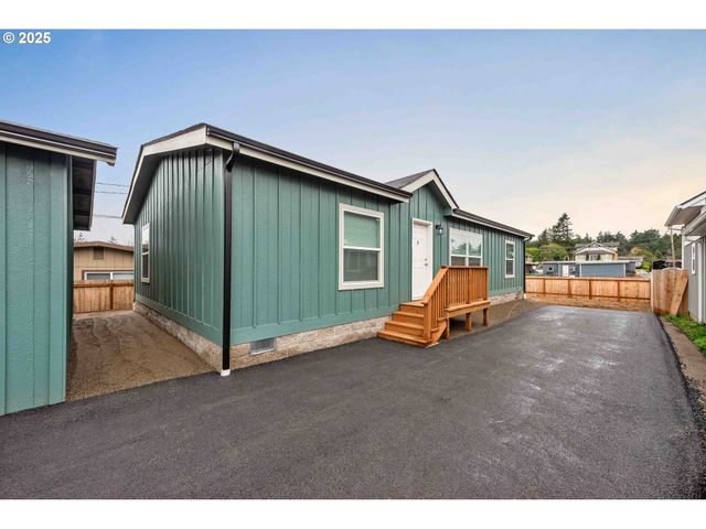 2142 EVERETT Ave, North Bend, OR 97459