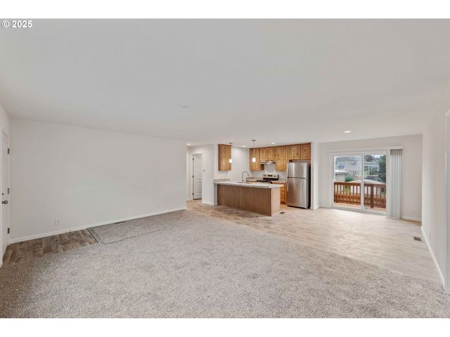 2142 EVERETT Ave, North Bend, OR 97459