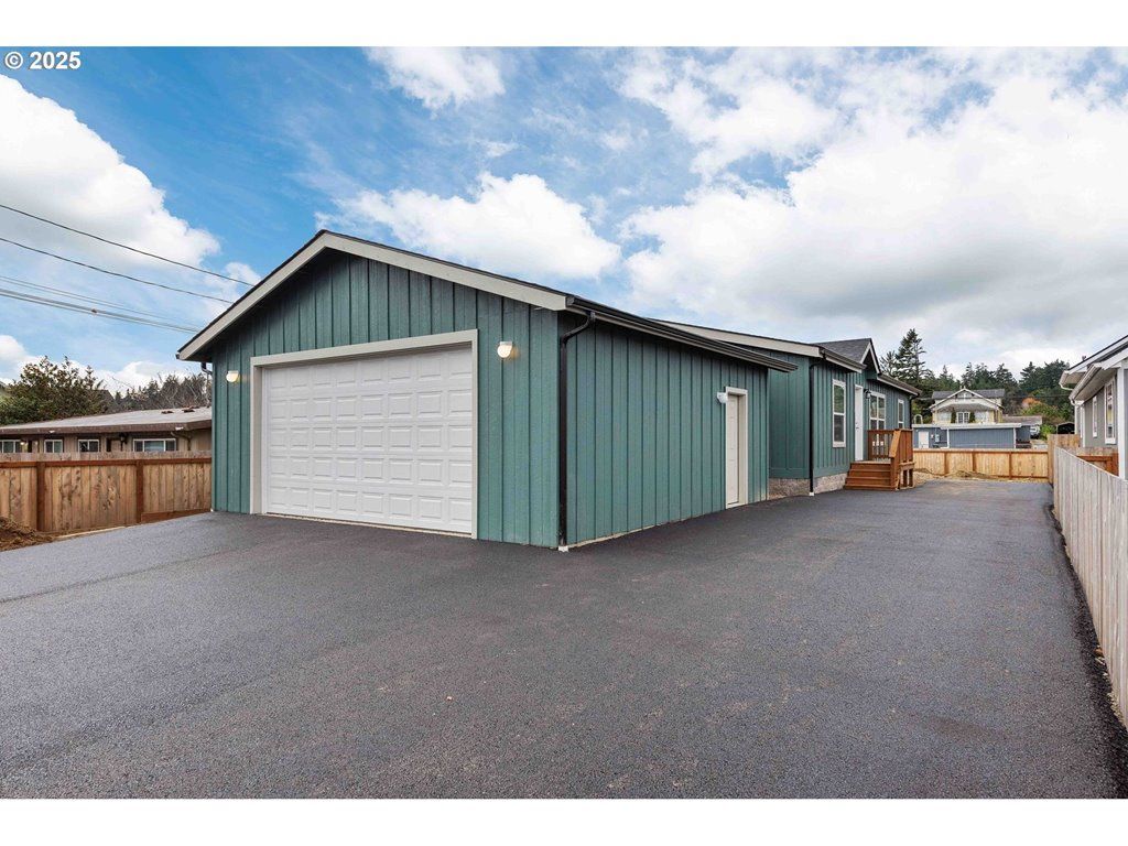 2142 EVERETT Ave, North Bend, OR 97459