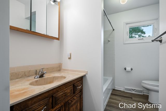 1643 Stonewood Drive SE, Lowell, MI 49331