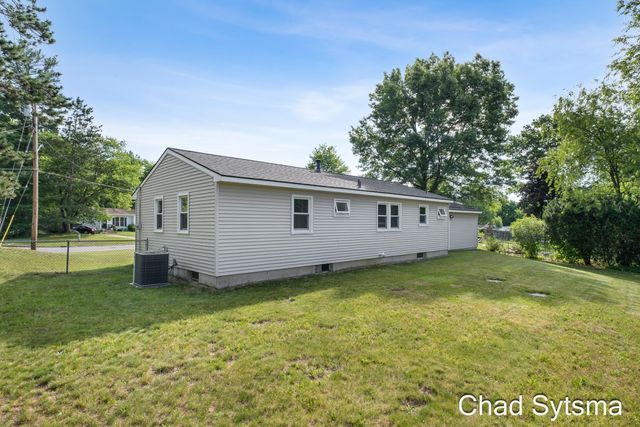 1643 Stonewood Drive SE, Lowell, MI 49331
