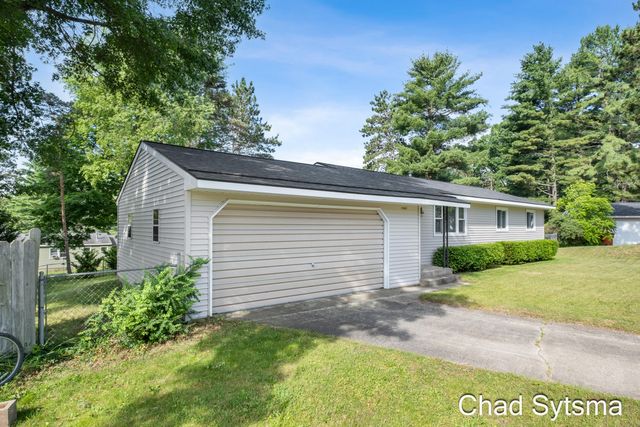 1643 Stonewood Drive SE, Lowell, MI 49331