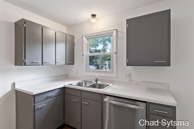 1643 Stonewood Drive SE, Lowell, MI 49331