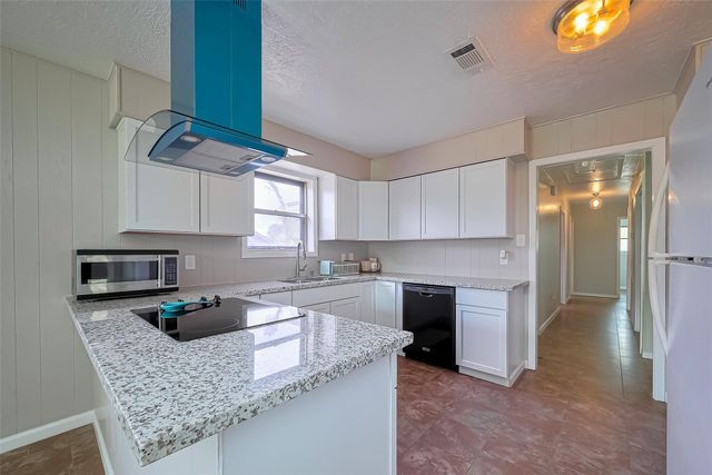 111 N 11th Street, Highlands, TX 77562