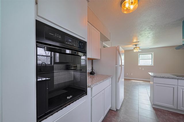 111 N 11th Street, Highlands, TX 77562