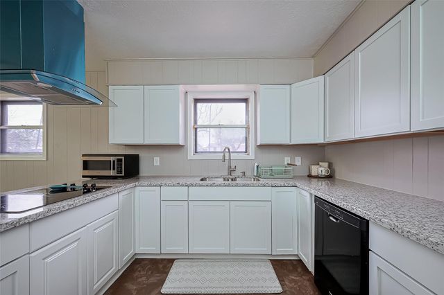 111 N 11th Street, Highlands, TX 77562