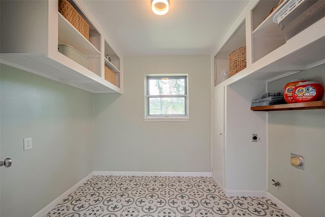 111 N 11th Street, Highlands, TX 77562