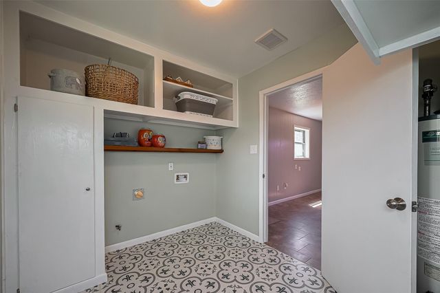 111 N 11th Street, Highlands, TX 77562