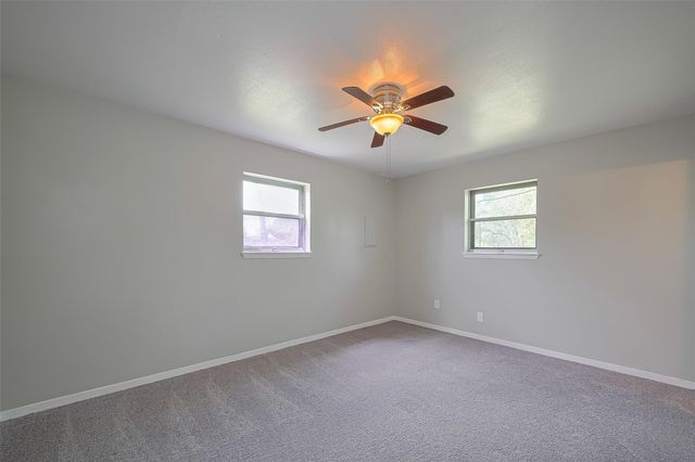 111 N 11th Street, Highlands, TX 77562