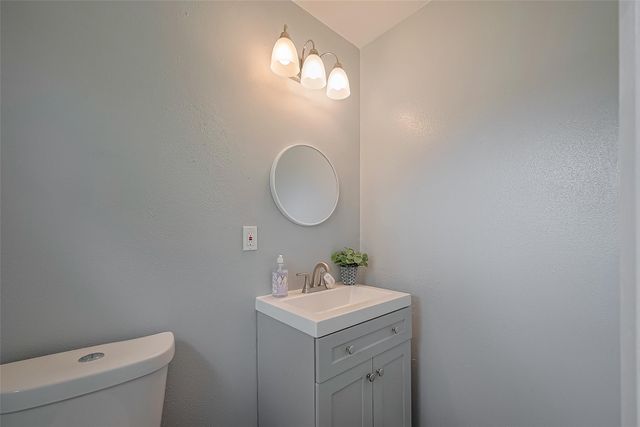 111 N 11th Street, Highlands, TX 77562