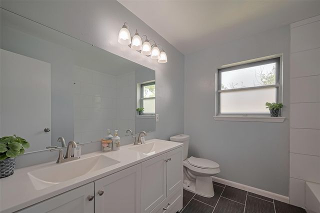 111 N 11th Street, Highlands, TX 77562