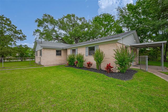 111 N 11th Street, Highlands, TX 77562