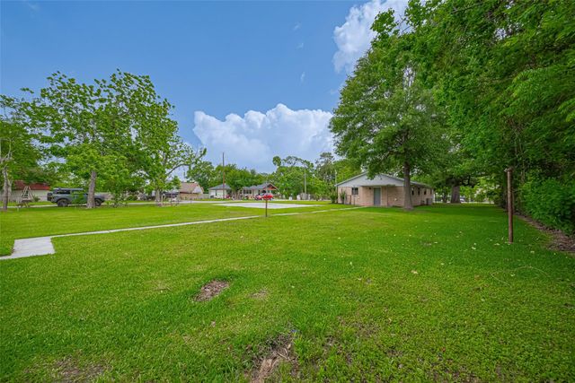 111 N 11th Street, Highlands, TX 77562