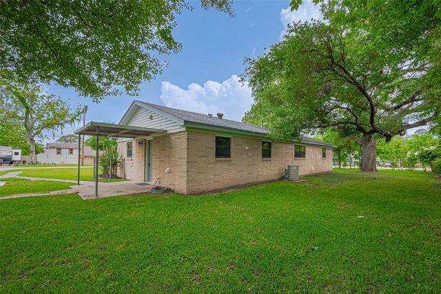 111 N 11th Street, Highlands, TX 77562