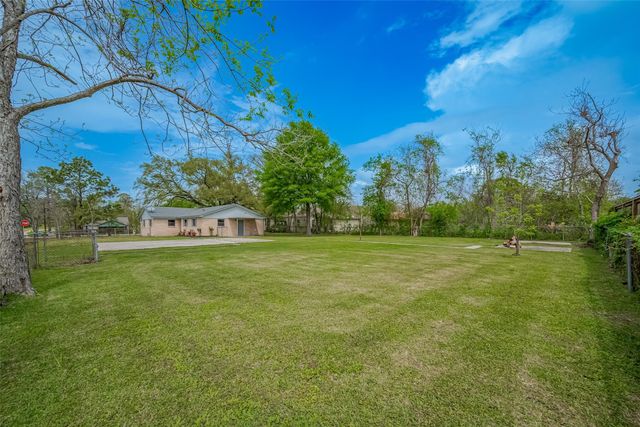 111 N 11th Street, Highlands, TX 77562