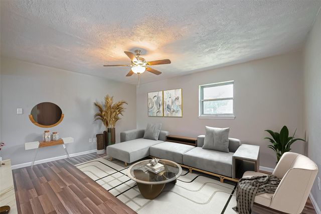 111 N 11th Street, Highlands, TX 77562