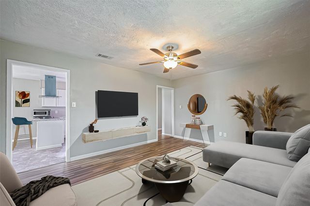 111 N 11th Street, Highlands, TX 77562