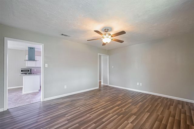 111 N 11th Street, Highlands, TX 77562