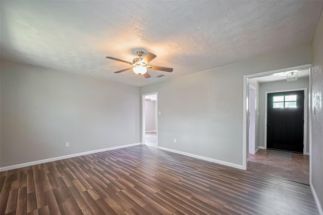 111 N 11th Street, Highlands, TX 77562