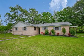 111 N 11th Street, Highlands, TX 77562