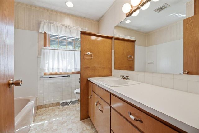 319 E ORCHARD Avenue, Council Bluffs, IA 51503