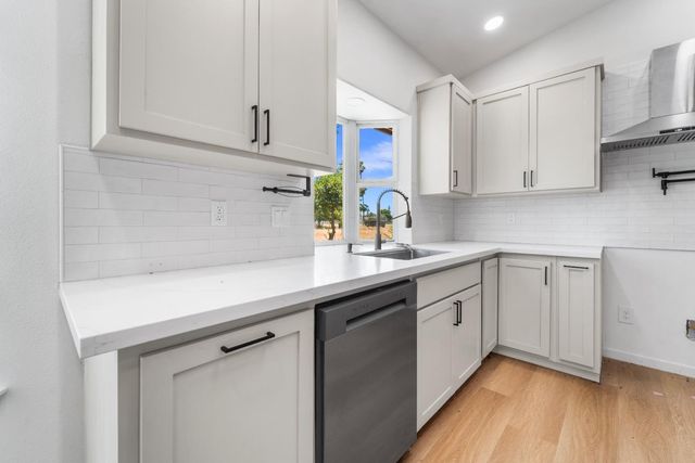 6073 W Clinton Avenue, Fresno, CA 93722