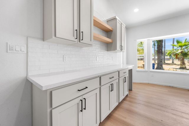 6073 W Clinton Avenue, Fresno, CA 93722
