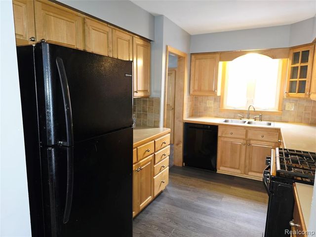 23259 Lawrence Avenue, Dearborn, MI 48128