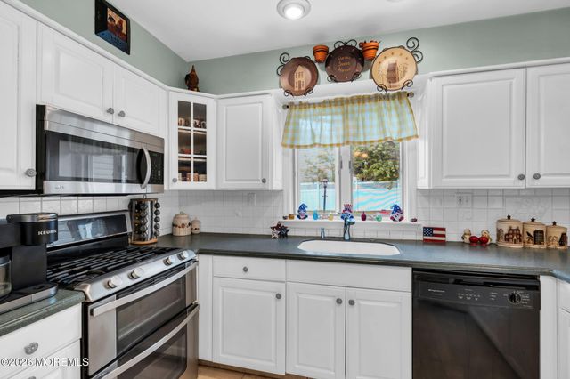 44 Kipling Way, Manalapan, NJ 07726