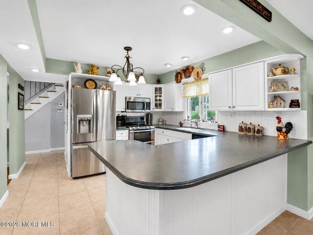 44 Kipling Way, Manalapan, NJ 07726