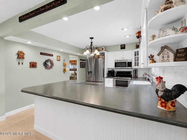 44 Kipling Way, Manalapan, NJ 07726