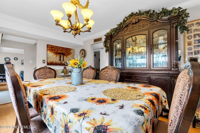 44 Kipling Way, Manalapan, NJ 07726