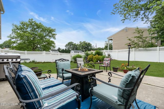 44 Kipling Way, Manalapan, NJ 07726