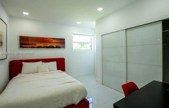 31 SW 6th St, Hallandale Beach, FL 33009