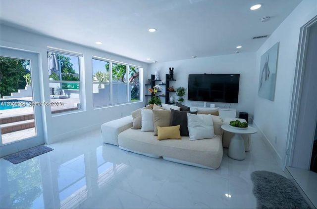 31 SW 6th St, Hallandale Beach, FL 33009