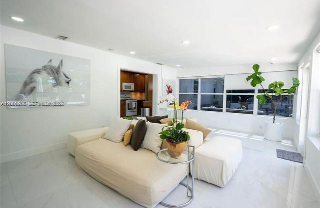 31 SW 6th St, Hallandale Beach, FL 33009