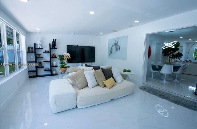 31 SW 6th St, Hallandale Beach, FL 33009