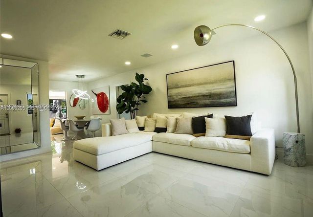 31 SW 6th St, Hallandale Beach, FL 33009