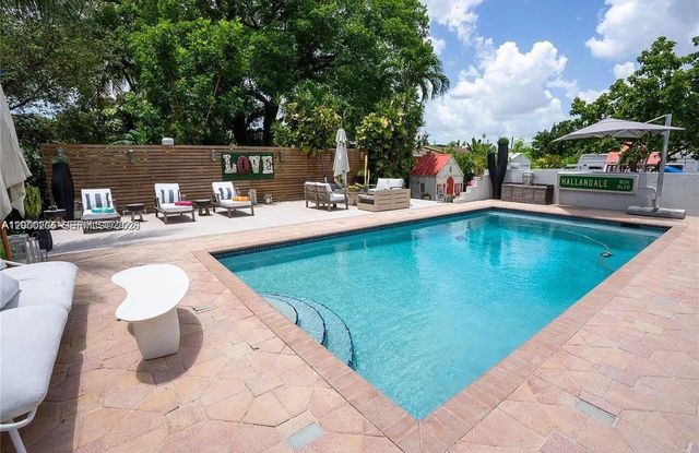 31 SW 6th St, Hallandale Beach, FL 33009