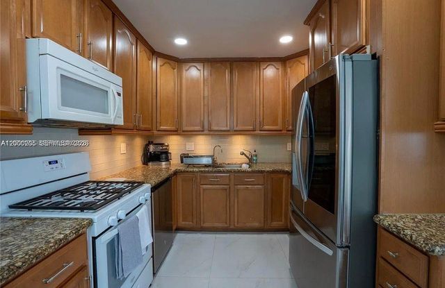 31 SW 6th St, Hallandale Beach, FL 33009