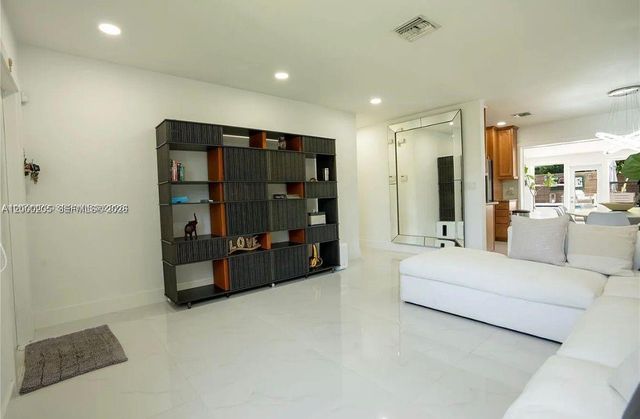 31 SW 6th St, Hallandale Beach, FL 33009