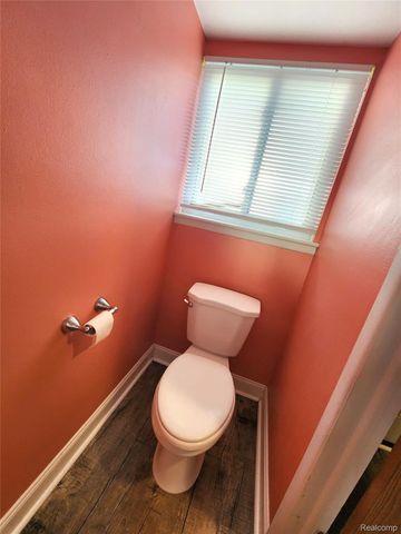 8665 Sterling, Center Line, MI 48015