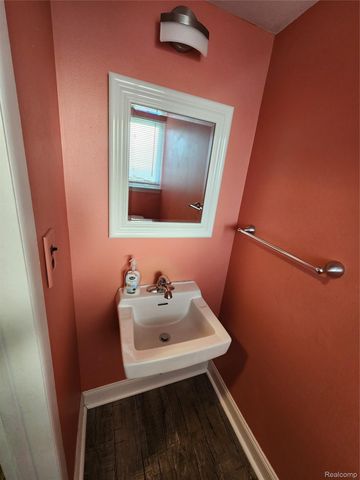 8665 Sterling, Center Line, MI 48015