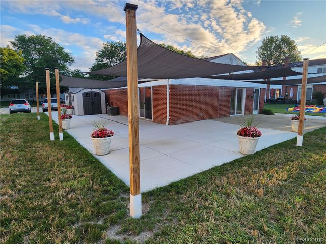 8665 Sterling, Center Line, MI 48015