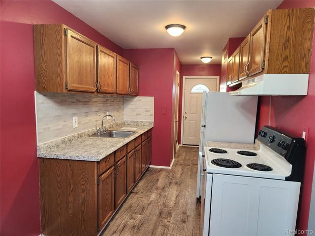 8665 Sterling, Center Line, MI 48015