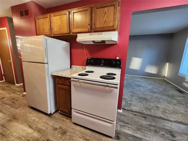 8665 Sterling, Center Line, MI 48015