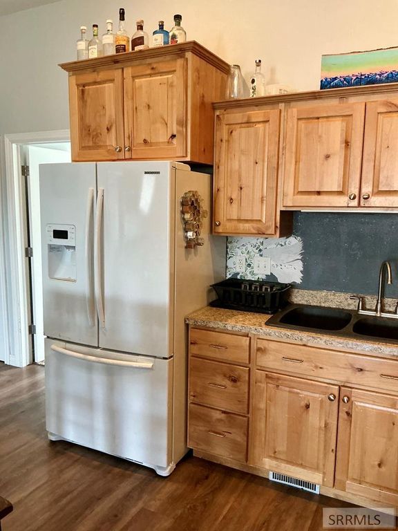 Image 10 of property listing at 2987 Glenn Cove Court, Ammon, ID 83406