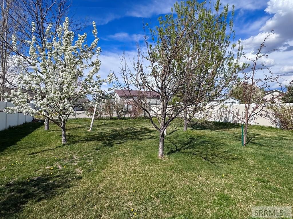 Image 21 of property listing at 2987 Glenn Cove Court, Ammon, ID 83406