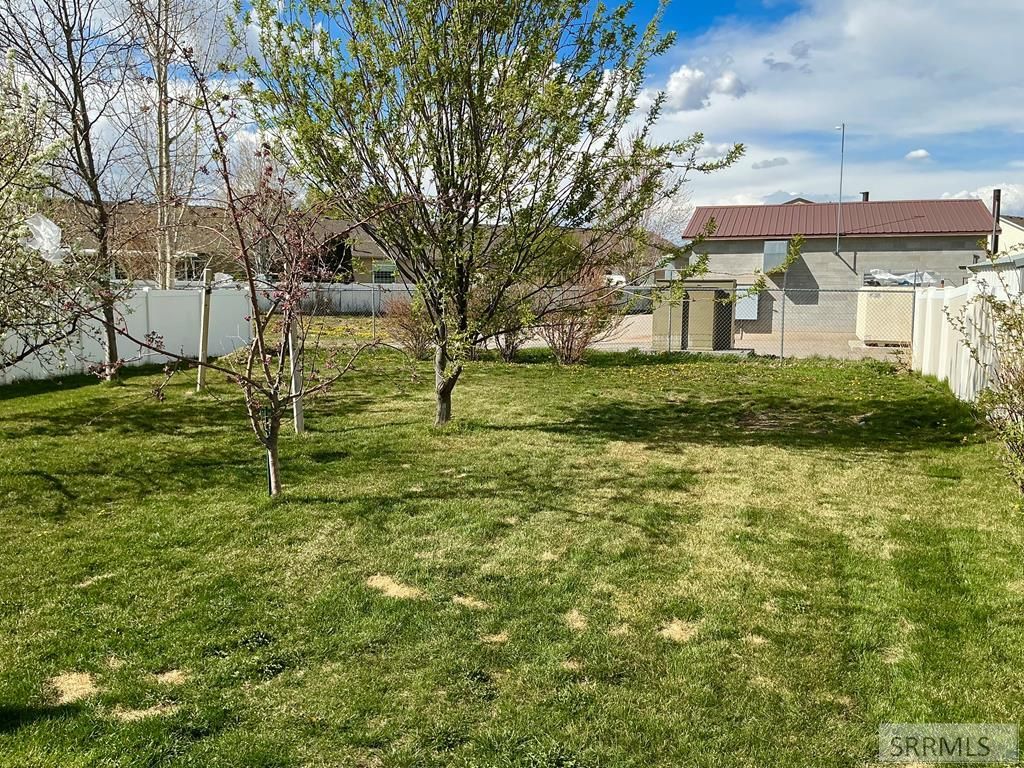 Image 23 of property listing at 2987 Glenn Cove Court, Ammon, ID 83406